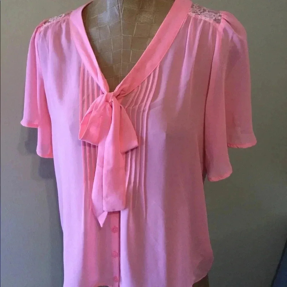 Forever 21 Women’s Small pink feminine button down tie‎ front blouse